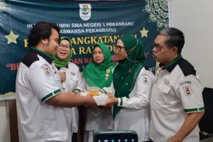 Alumni SMA Negeri 1 (Ikasmansa) Pekanbaru kembali berbagi takjil dan makanan untuk berbuka puasa