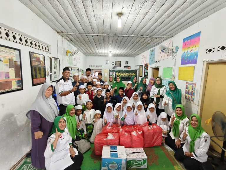 Sekjen PP IKA SMANSA, Priyo Anggoro beserta pengurus lainnya, saat menyerahkan paket bantuan Pesona Ramadan 1446 H dihari pertama di Rumah Tahfidz Al Abrar Sabtu (8/3/2025.|Sekjen PP IKA SMANSA Pekanbaru, Priyo Anggoro, saat melepas Tim Pesona Ramadan 144