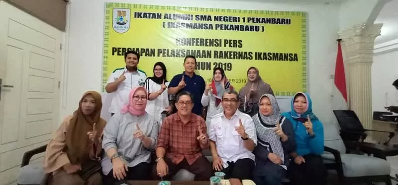 Sekjen Ikasmansa Herman Gazali (tiga kiri depan) dan Ketua Panitia Rakernas II Ikasmansa Rahmad Rahim (tiga kanan depan) foto bersama panitia lintas angkatan di Jalan Ronggowarsito, Pekanbaru, beberapa waktu lalu. (IKASMANSA FOR RIAU POS)