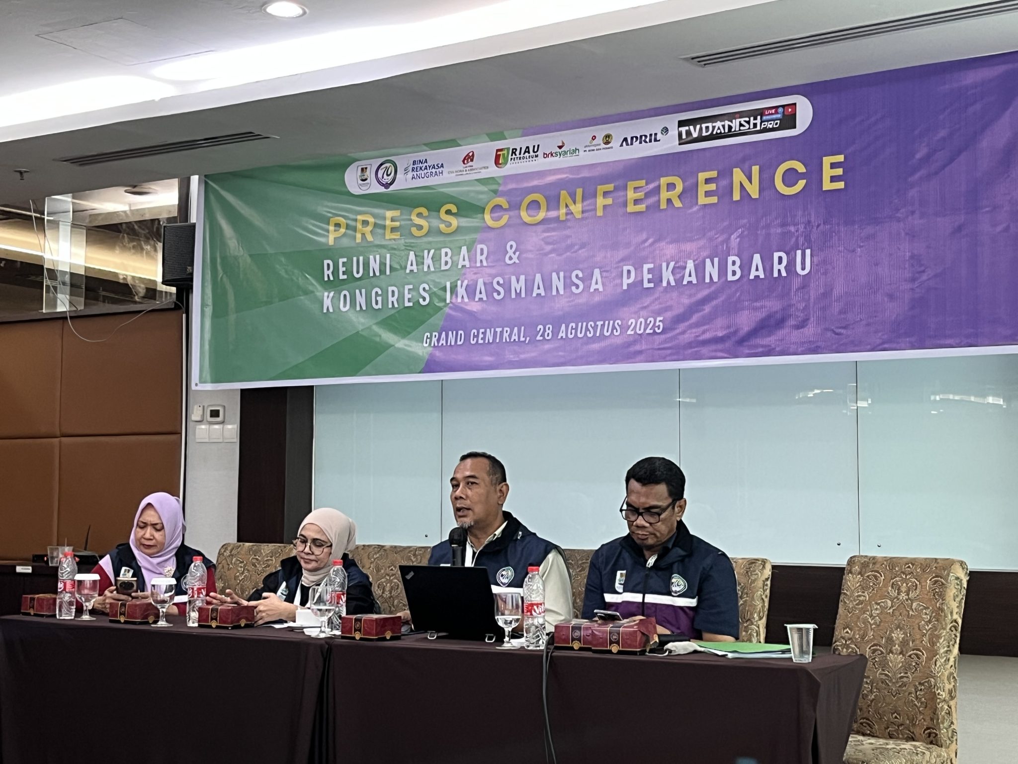 Sekjen Ikasamansa Pekanbaru Priyo Anggoro bersama panitia pelaksana Reuni Akbar ke-2 dan Kongres Ikasmansa Pekanbaru memberikan keterangan resmi saat jumpa pers, Jumat (29/8/2025) di Hotel Grand Central Pekanbaru.